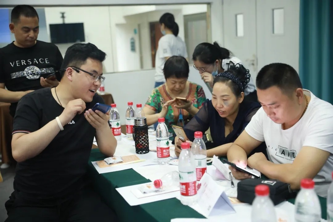 图为活动现场 图为活动现场